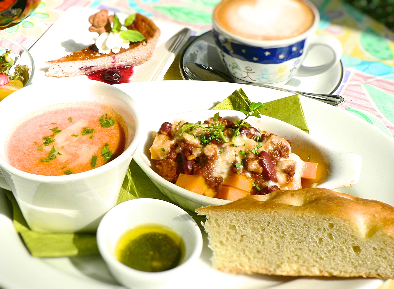烘焙料理及湯品、本店特製福卡恰義大立面包午餐套餐很受歡迎