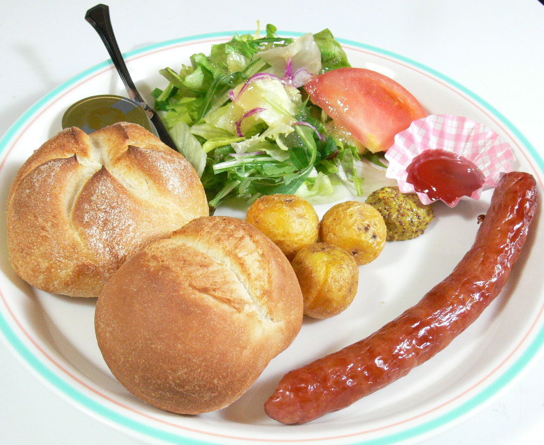 Iberico sausage plate with baked bread: \1,200