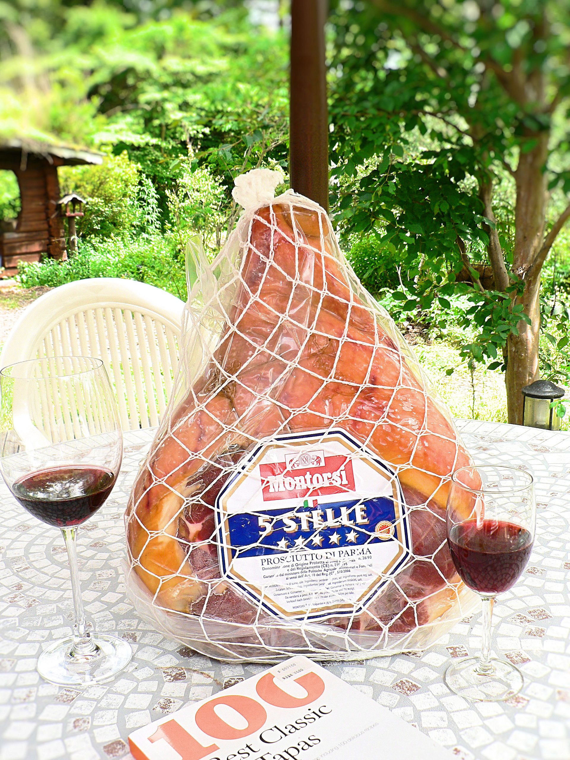 Raw ham made in Parma in Italy will be served cut fresh; go enjoy it with wine♪
